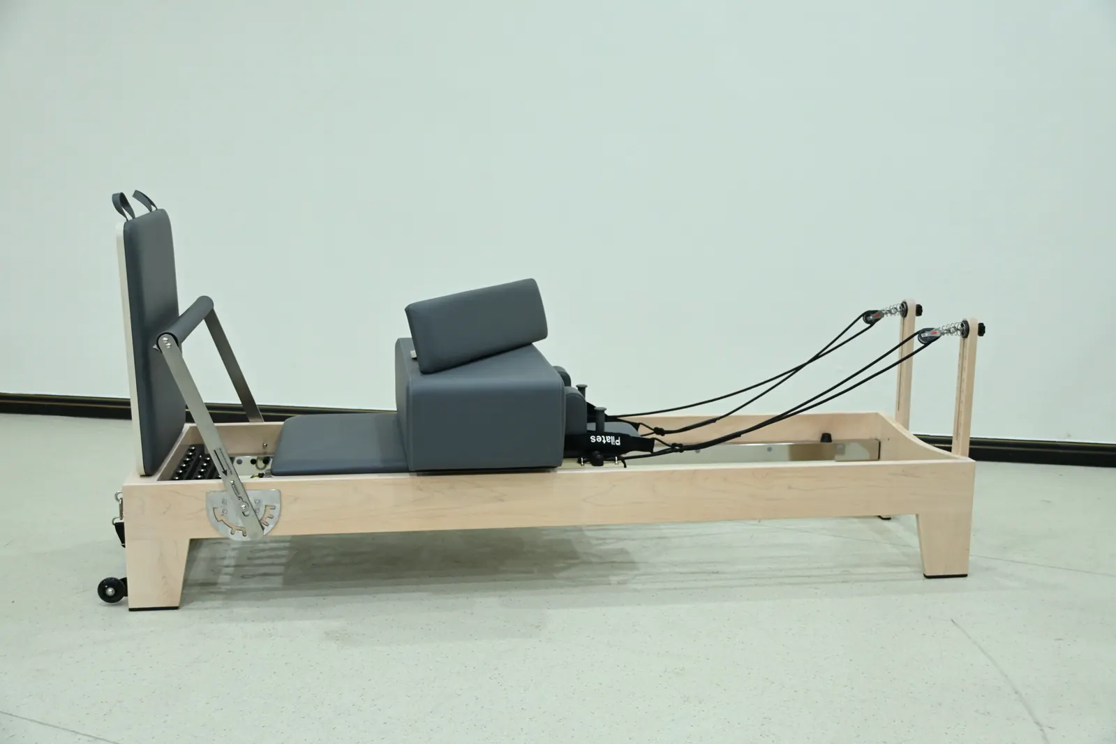 Reformer Pilates profesional de madera en un espacio luminoso