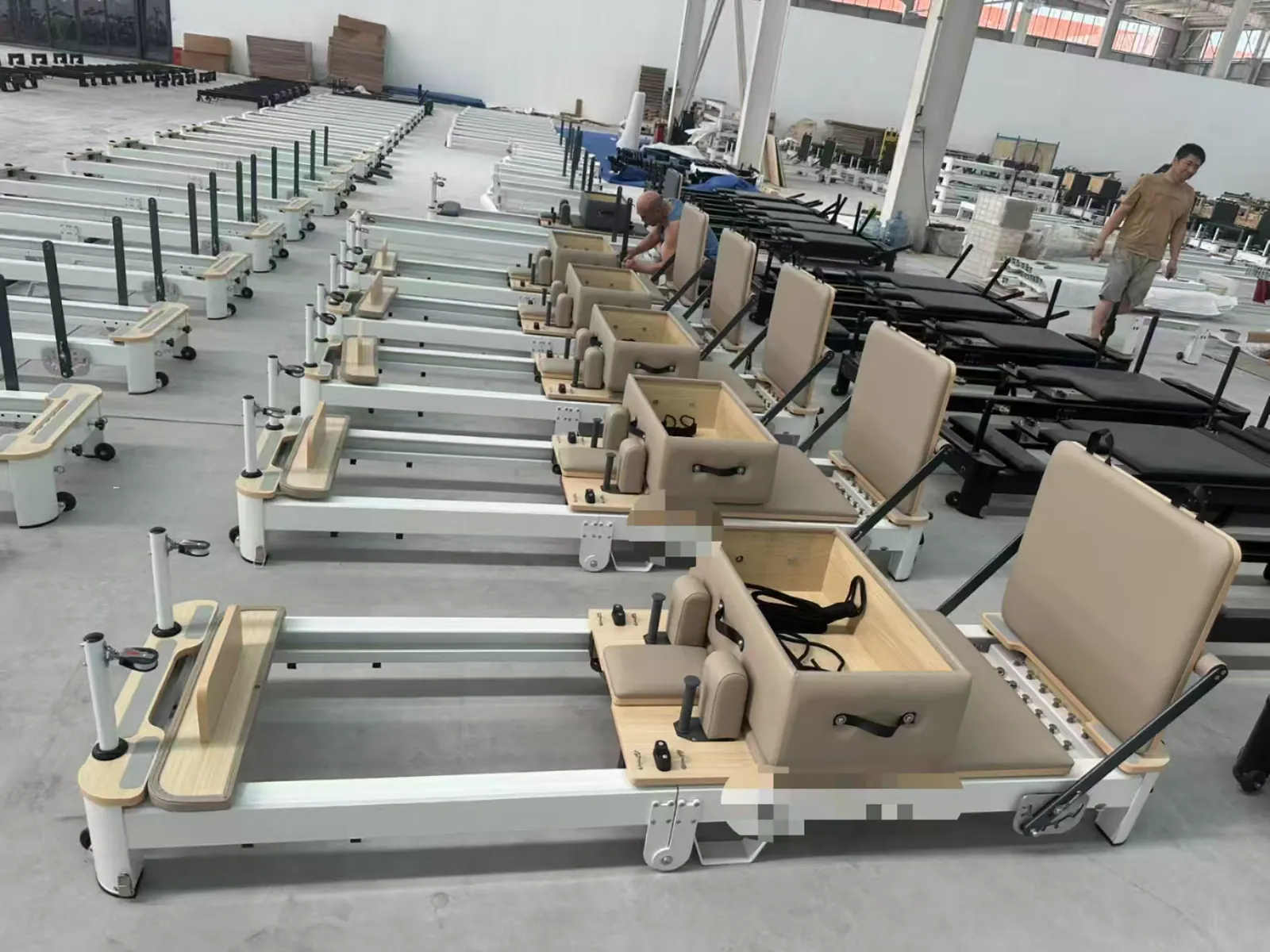 Reformer Pilates de aluminio para comparar con modelos de madera